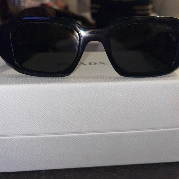 Prada sunglasses - Picture 6 of 12